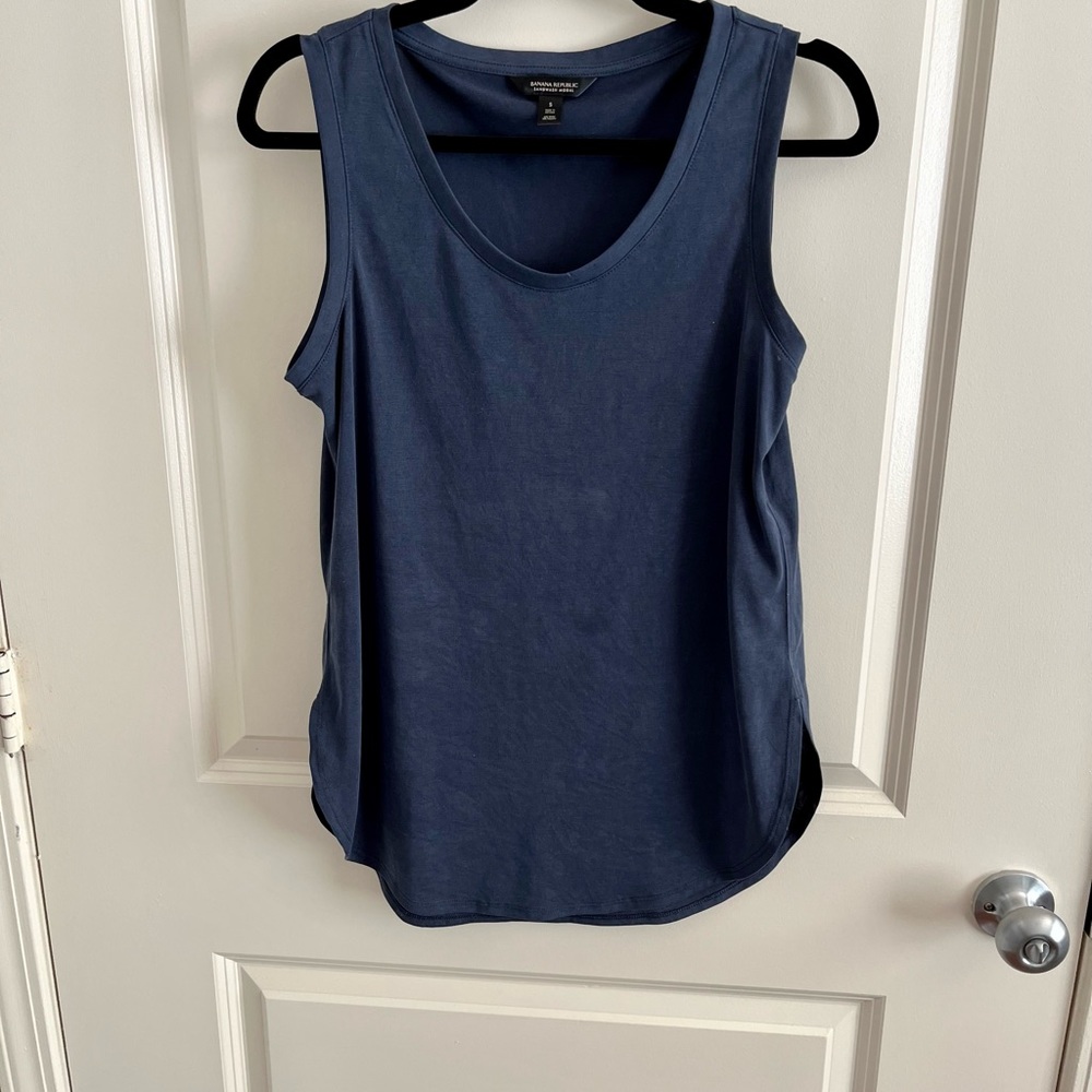 BANANA REPUBLIC sandwashed modal top in dark blue. Scoop neck. Sleeveless. S.